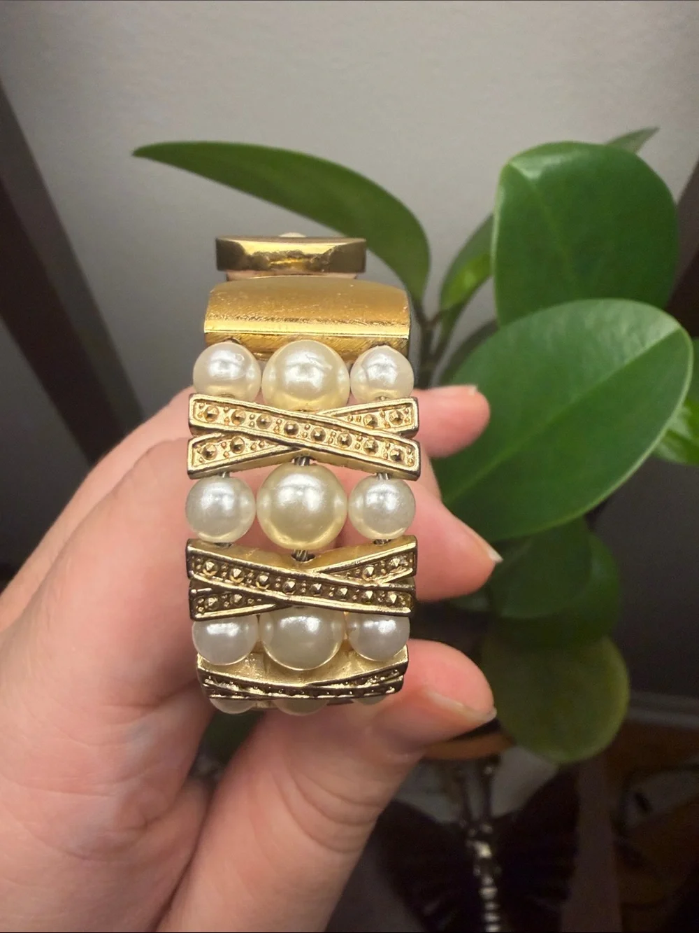 •SHEFFIELD• Vintage Quartz Gold Tone Faux Pearl Cuff Wrist Watch (not working)